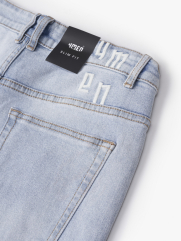 Quần Jeans Xanh Nhạt Thêu Chữ 4MEN Ở Lưng Form Slimfit QJ090