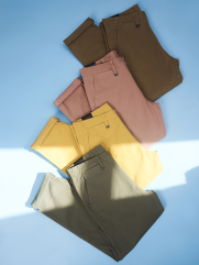 Quần Kaki Trơn Signature Gắn Tag Kim Loại Form Slimfit QK028 Màu Rêu