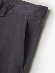 Quần Kaki Trơn Signature Gắn Tag Kim Loại Form Slimfit QK028 Màu Xám Đậm