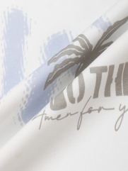 Áo Thun In Chữ Wave To The Beach Form Relax AT174 Màu Trắng