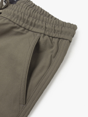 Quần Short Kaki Lưng Thun Gắn Nhãn Trang Trí Form Straight QS067 Màu Nâu Đậm