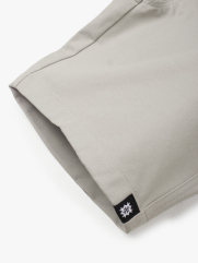 Quần Short Kaki Lưng Thun Gắn Nhãn Trang Trí Form Straight QS067 Màu Xám