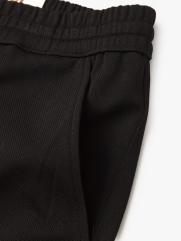 Quần Short Thun Tổ Ong Gắn Tag Silicon Form Regular QS071 Màu Đen