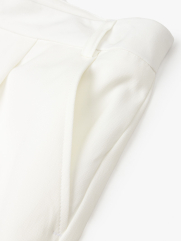 Quần Short Linen Xếp Ly Form Straight QS070 Màu Trắng