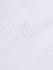 Áo Sơ Mi Tay Ngắn Thêu Logo M Form Regular SM197 Màu Trắng