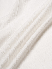 Áo Thun Dệt Kim Họa Tiết Form Slimfit AT182 Màu Trắng