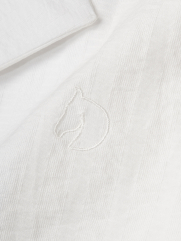 Áo Sơ Mi Cổ Cuban Thêu Đầu Ngựa Form Regular SM200 Màu Trắng