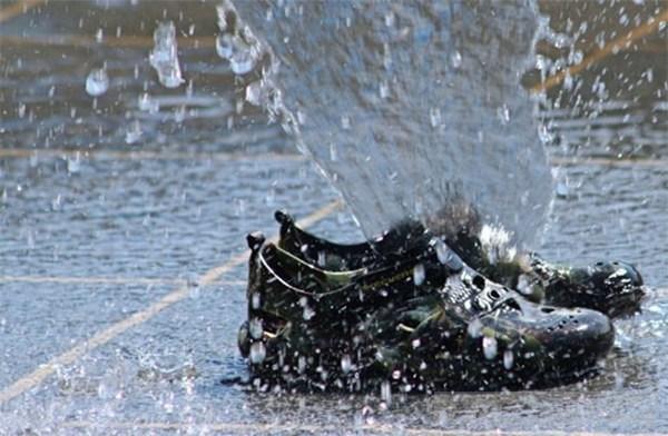 Cách bảo quản giày da nam khi trời mưa