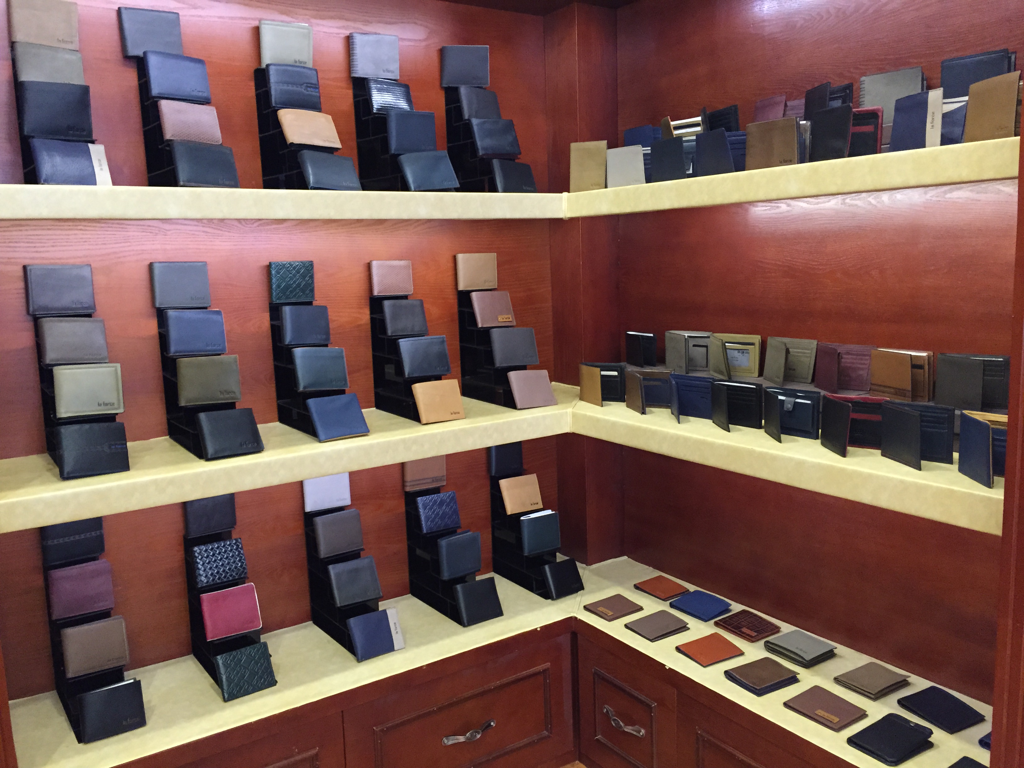 Mua ví da nam xịn ở đâu tốt, chất lượng tại TPHCM?