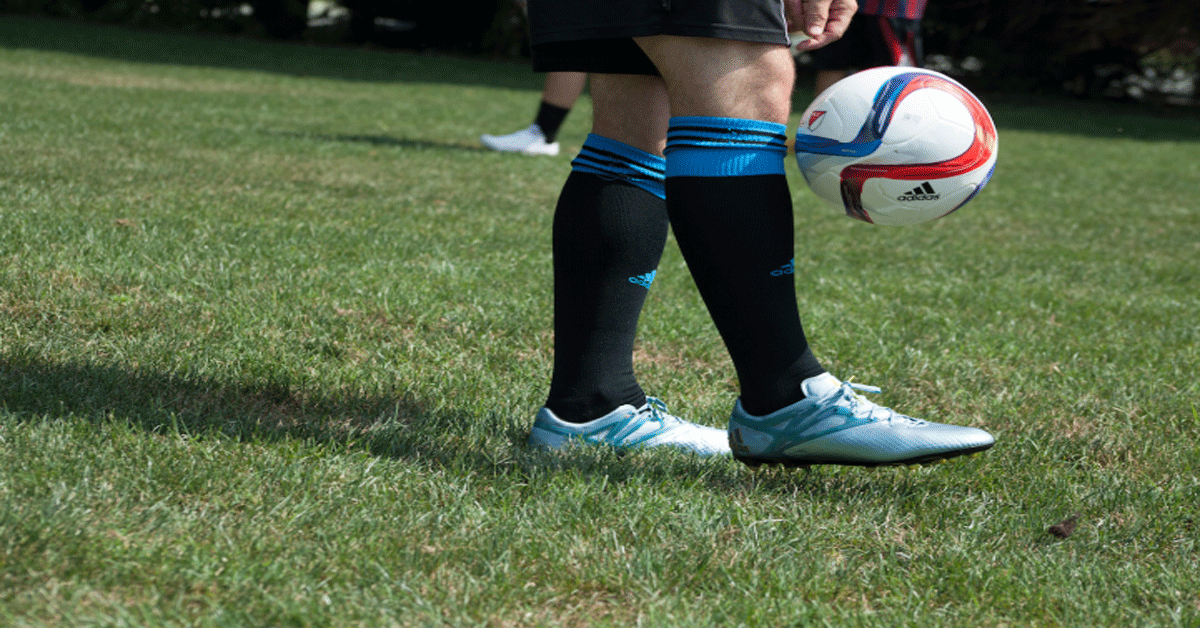 Hướng dẫn mua giày thể thao nam chơi bóng đá đúng cách