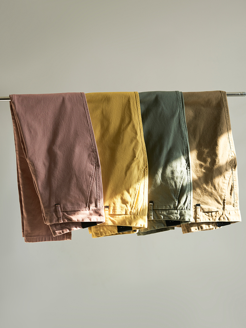 Quần Kaki Trơn Signature Gắn Tag Kim Loại Form Slimfit QK028 Màu Rêu