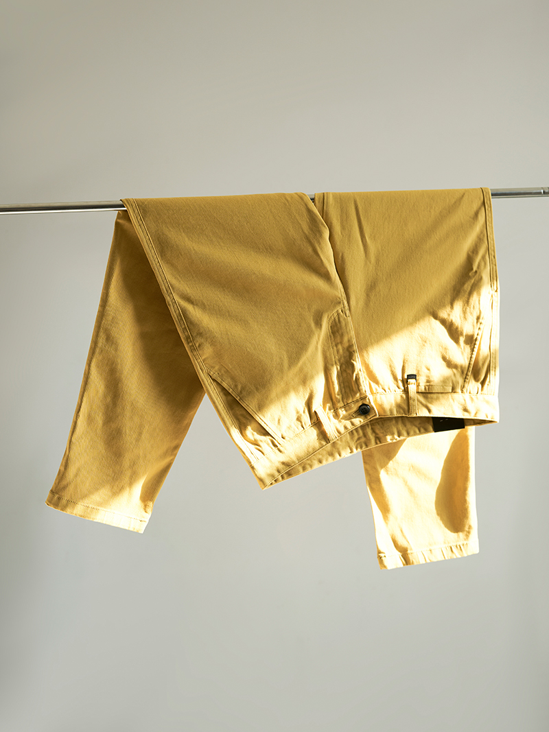 Quần Kaki Trơn Signature Gắn Tag Kim Loại Form Slimfit QK028 Màu Vàng