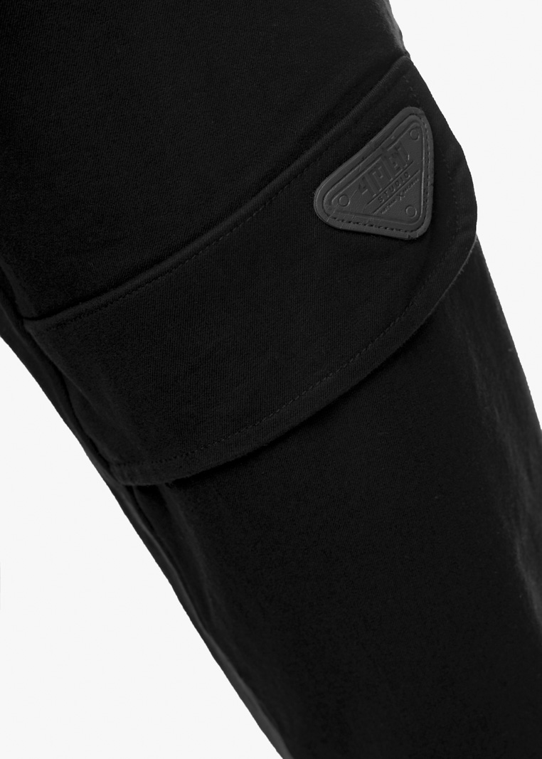 Quần Jogger Kaki Lưng Thun Gắn Tag Da Tam Giác Form Regular JO016 Màu Đen