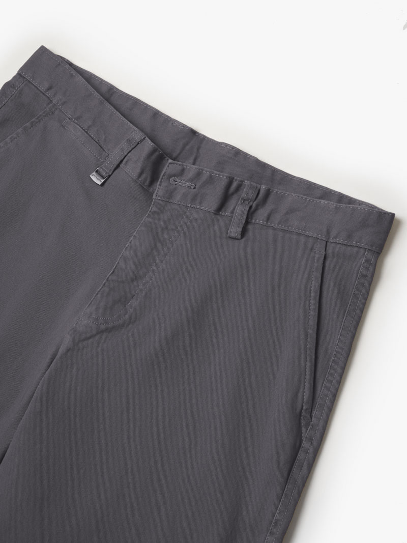 Quần Kaki Trơn Signature Gắn Tag Kim Loại Form Slimfit QK028 Màu Xám Đậm