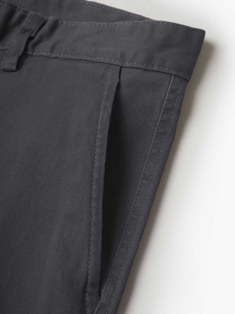 Quần Kaki Trơn Signature Gắn Tag Kim Loại Form Slimfit QK028 Màu Xám Đậm