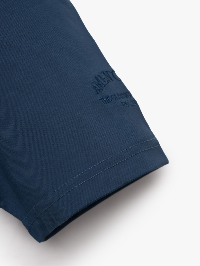 Áo Thun Trơn Vải Rayon Thêu 4MEN Club Tay Áo Form Slimfit AT155 Màu Xanh Biển Đậm