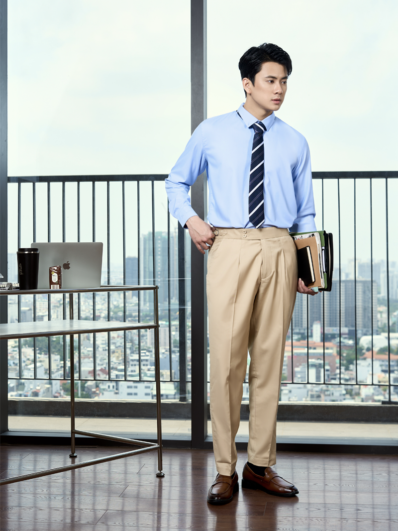 Áo Sơ Mi Trơn Hạn Chế Nhăn Wrinkle X Thêu Peakhour Form Slimfit SM181 Màu Xanh Biển