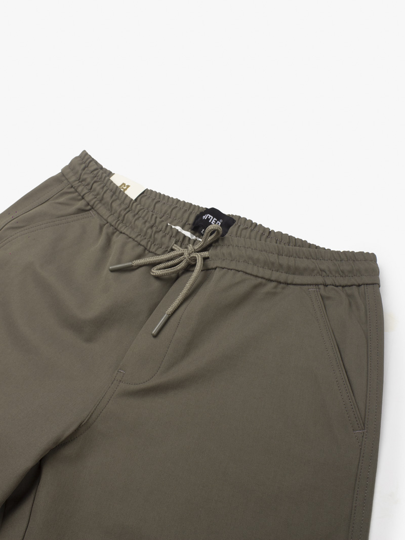 Quần Short Kaki Lưng Thun Gắn Nhãn Trang Trí Form Straight QS067 Màu Nâu Đậm