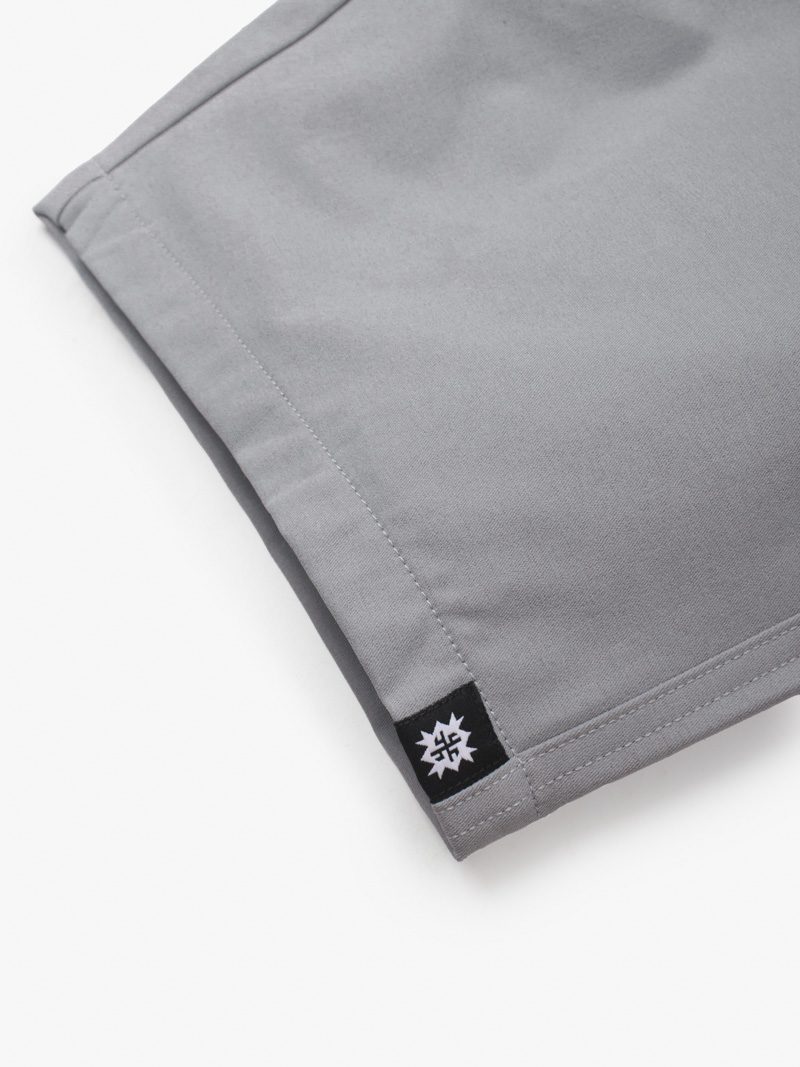 Quần Short Kaki Lưng Thun Gắn Nhãn Trang Trí Form Straight QS067 Màu Xám Nhạt