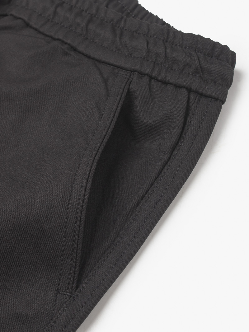 Quần Short Kaki Lưng Thun Gắn Nhãn Trang Trí Form Straight QS067 Màu Đen