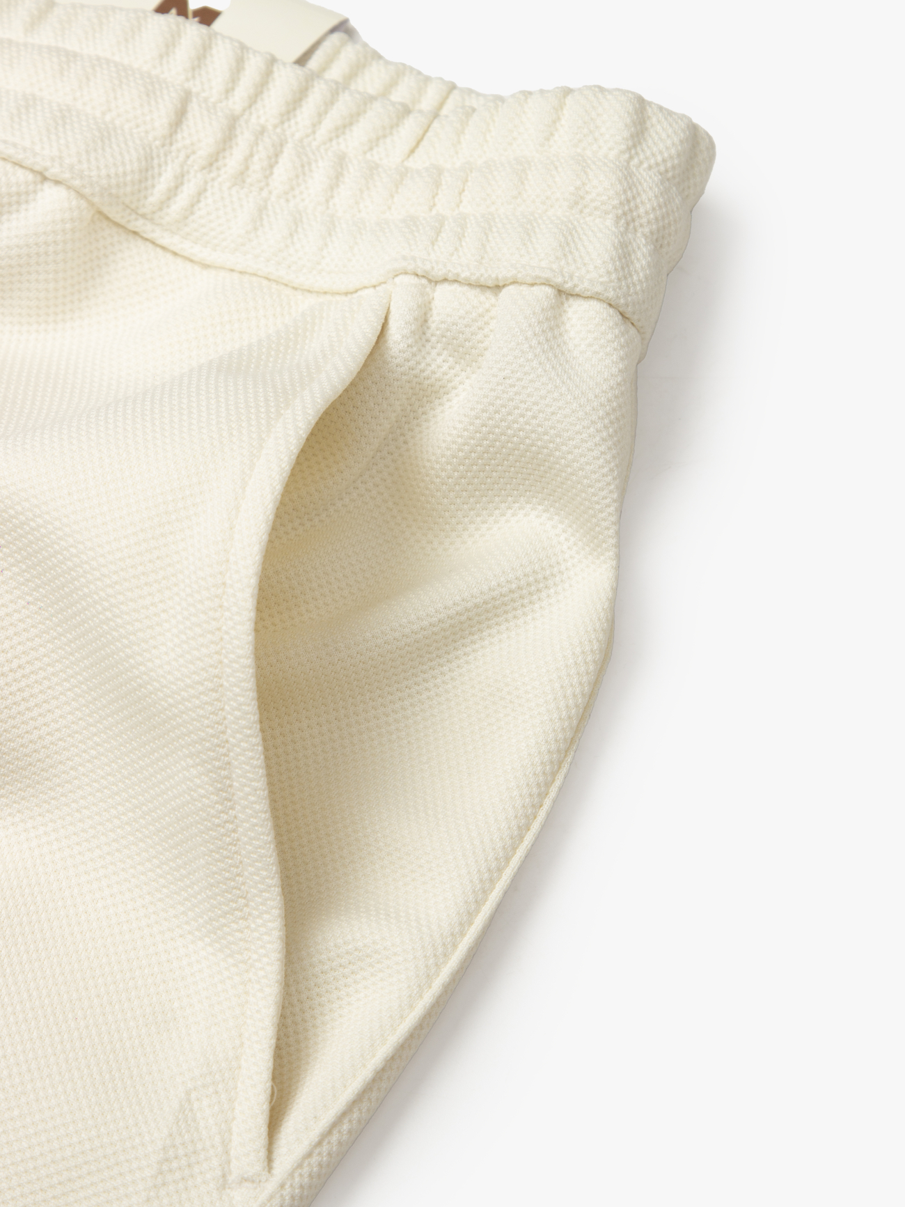 Quần Short Thun Tổ Ong Gắn Tag Silicon Form Regular QS071 Màu Trắng Kem