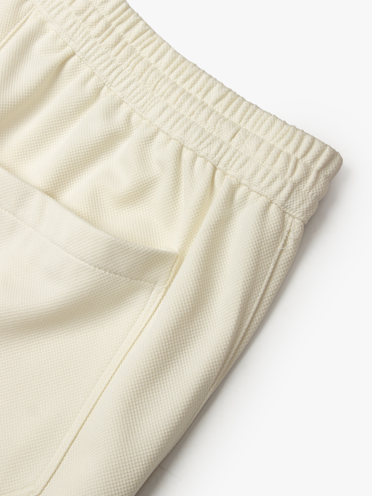 Quần Short Thun Tổ Ong Gắn Tag Silicon Form Regular QS071 Màu Trắng Kem