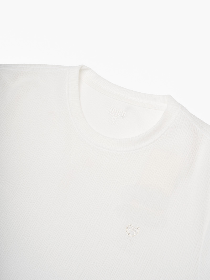 Áo Thun Dệt Kim Thêu Logo M Form Regular AT181 Màu Trắng