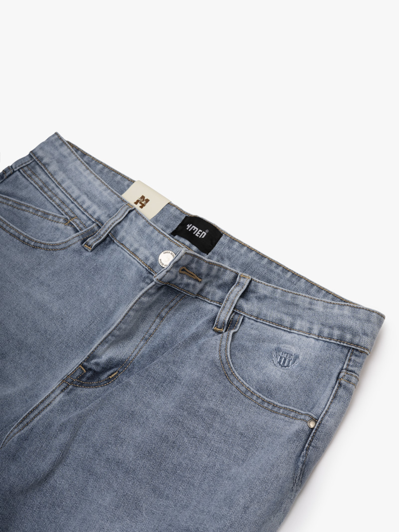 Quần Jean Rã Diễu Thêu Huy hiệu 4MEN Form Regular QJ120 Màu Xanh Biển Nhạt
