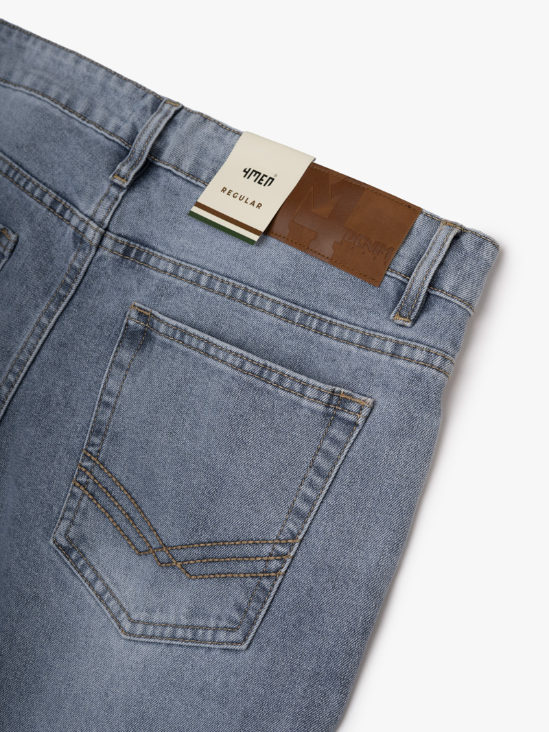 Quần Jean Rã Diễu Thêu Huy hiệu 4MEN Form Regular QJ120 Màu Xanh Biển Nhạt