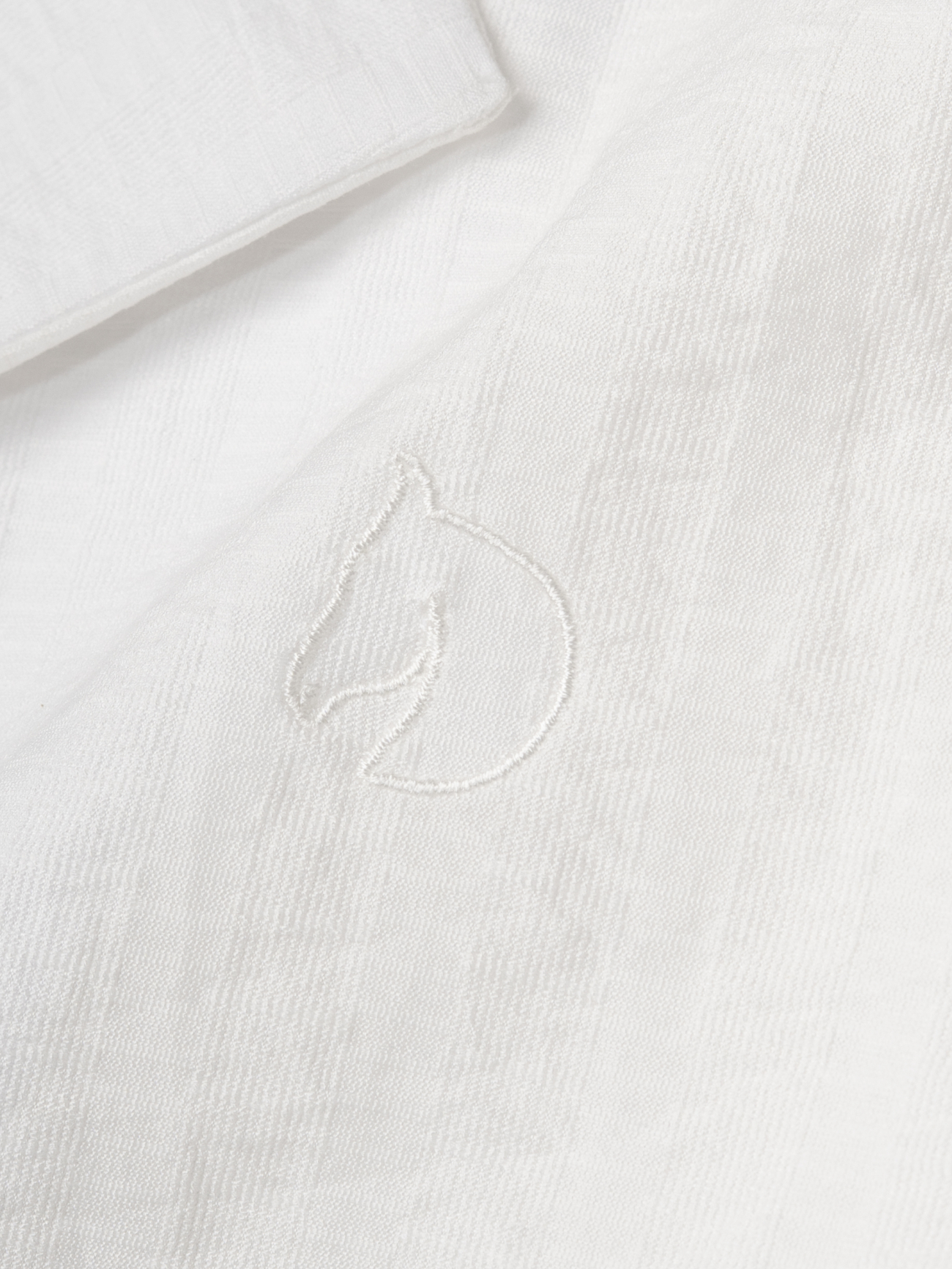 Áo Sơ Mi Cổ Cuban Thêu Đầu Ngựa Form Regular SM200 Màu Trắng